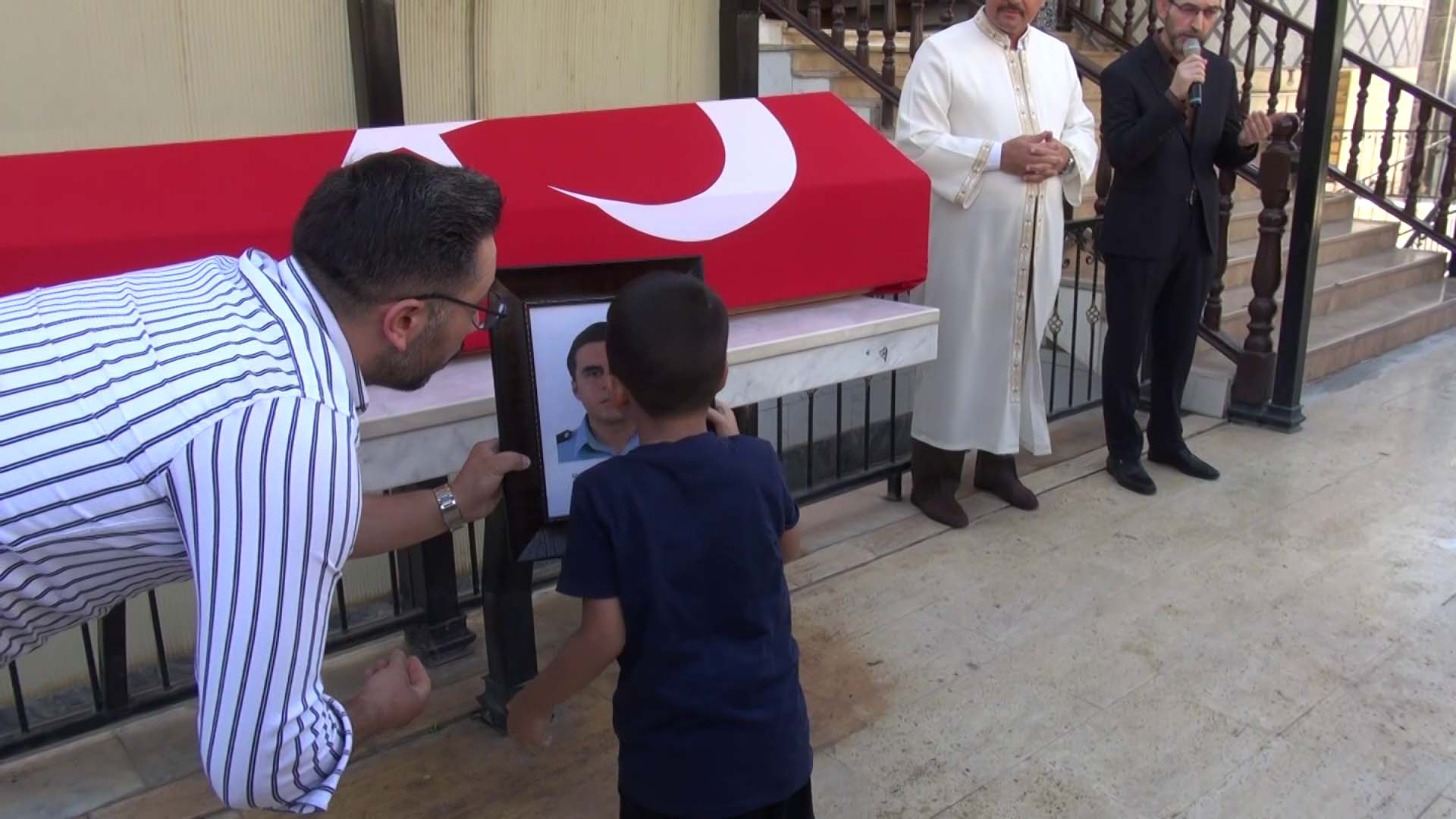 Kalp krizinden ölen polis babasını son yolculuğuna fotoğraf