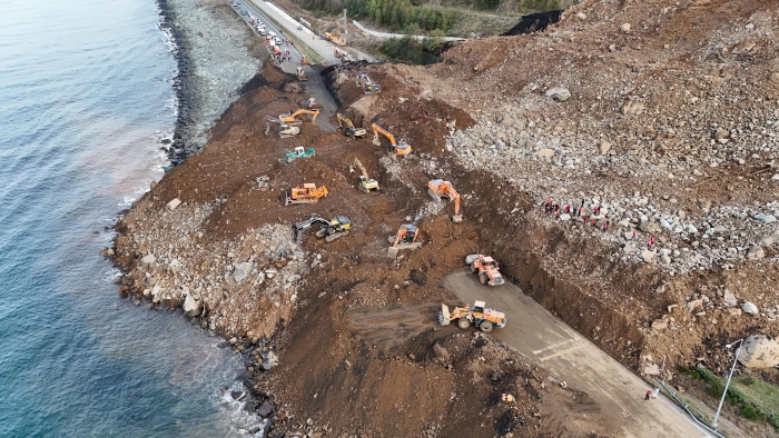 Karadeniz Sahil Yolu’nda heyelanın izleri siliniyor; 1 araç aranıyor