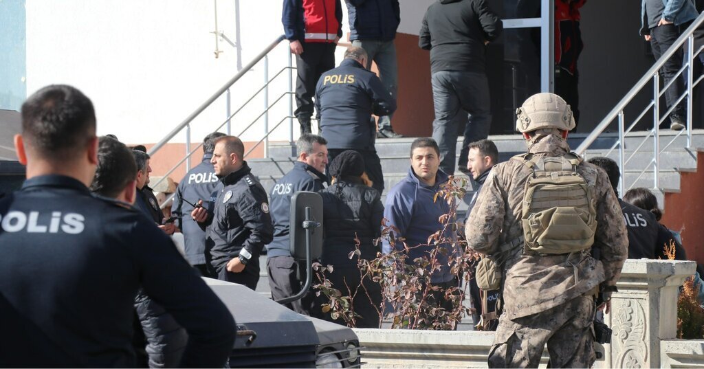 KAYSERIDE 7 YASINDAKI OGLUNU VURUP KEND 524960 155361