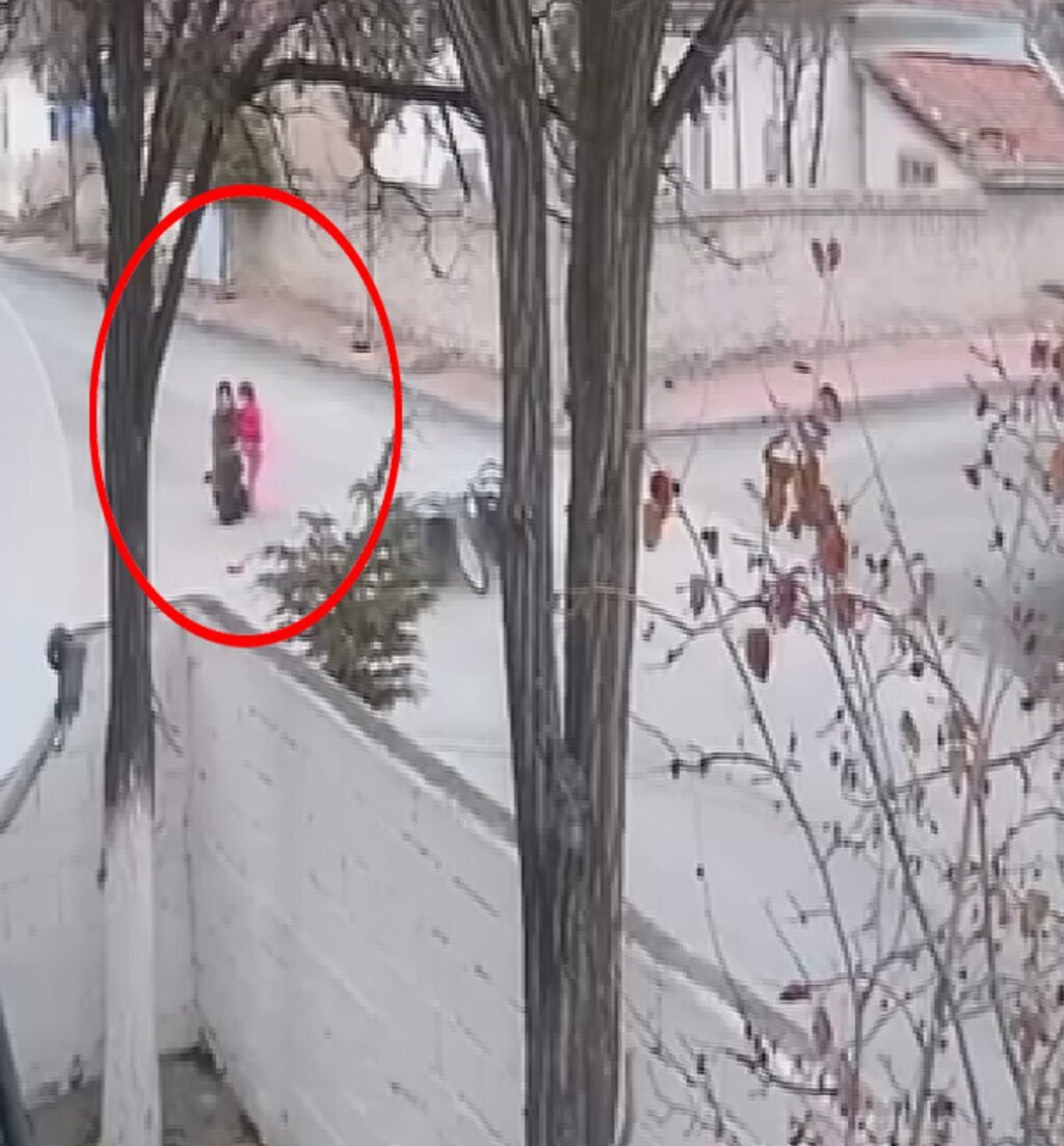 KAZADA YOLA SAVRULAN YARALI BABA KIZ BIR 493681 146067