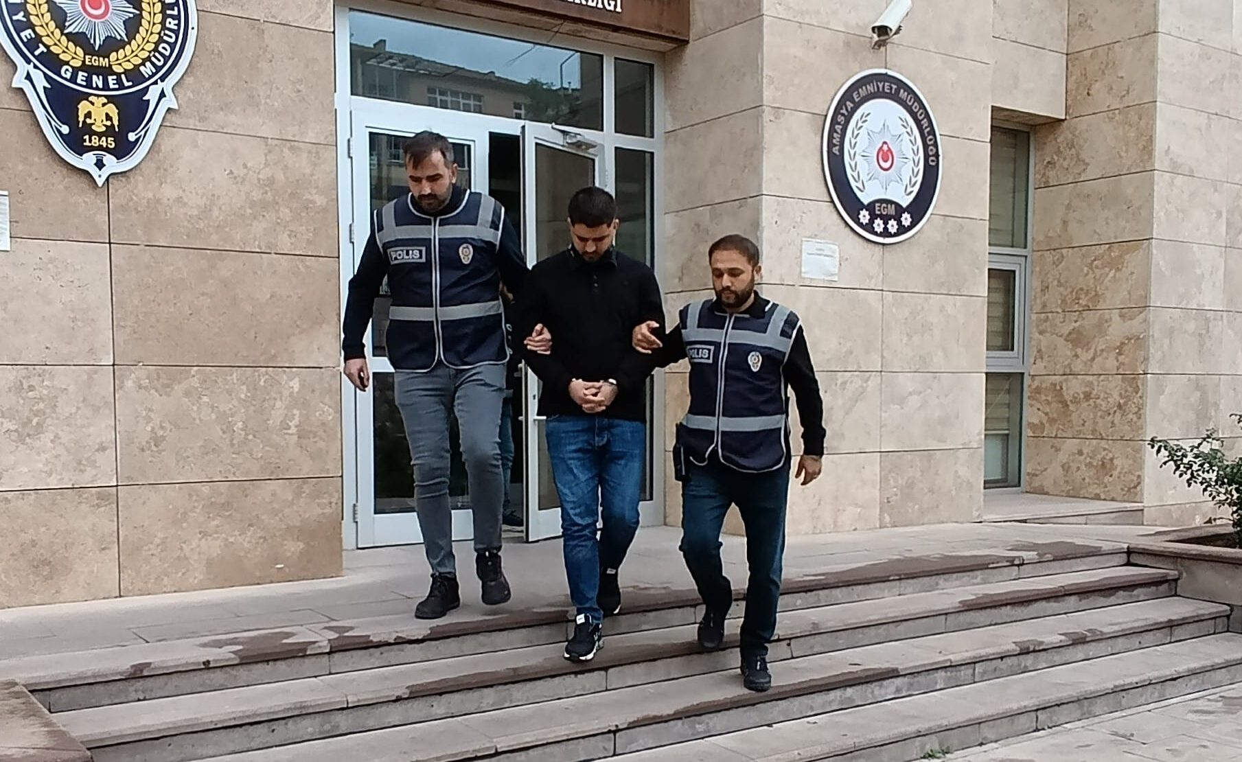 Kendilerini avukat olarak tanıtıp şantaj yaptıkları iddias.