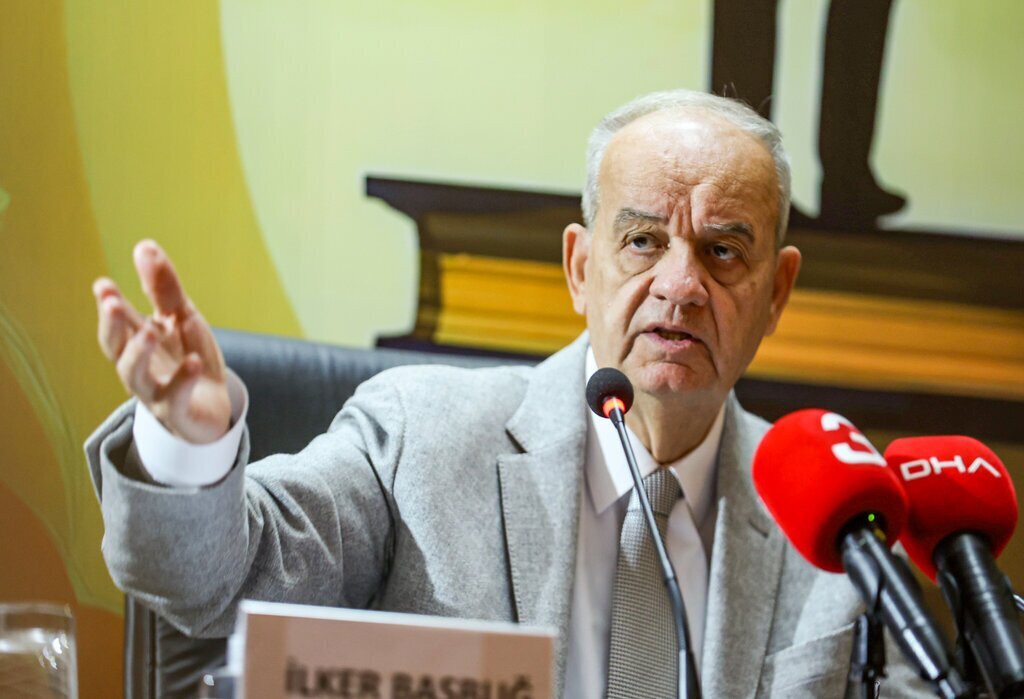 KITAP FUARINDA ILKER BASBUG ILE KATILIMC 390639 108350