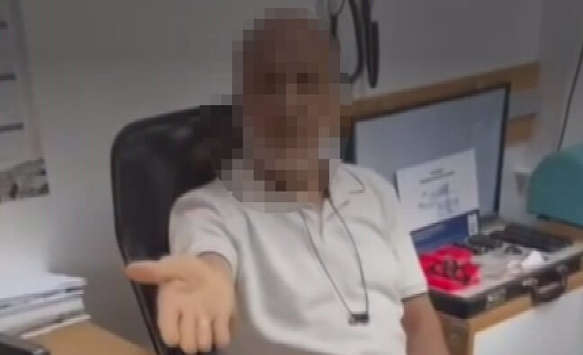 KIYAFETINI BEGENMEDIGI HASTAYI MUAYENE 882978 262308 e1756282257728