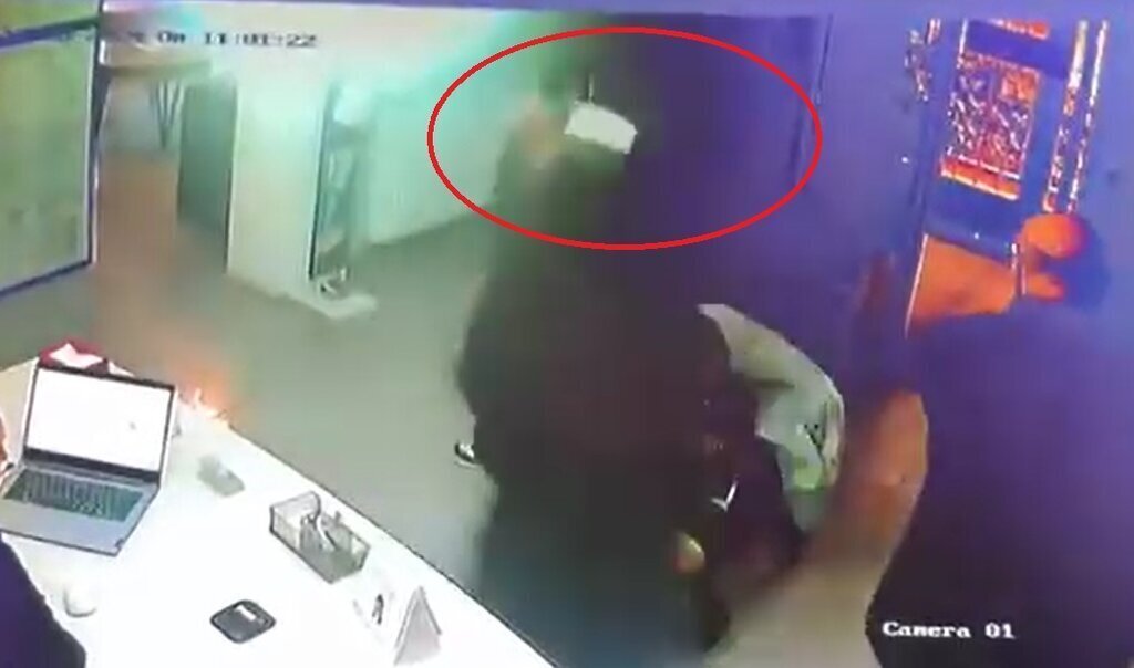 KLINIKTE YUKSEK SESLE KONUSUP KUFREDEN S 491470 145416