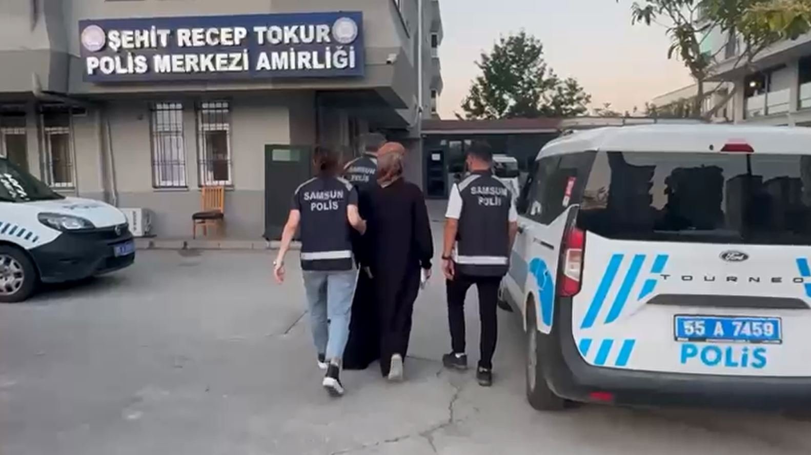 KOMSUSUNUN EVINDEN CALDIGI 17 MILYON LI 860614 255426