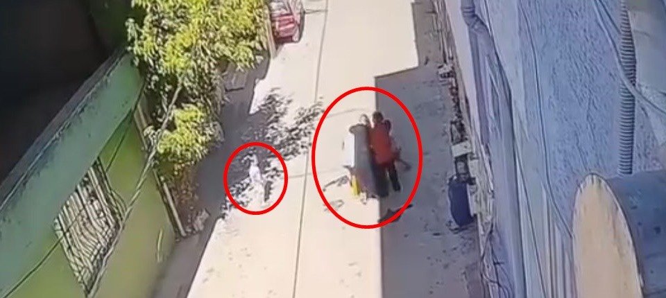 Kucağında çocuğuyla yürüyen anneyi 3 kadının darbettiği