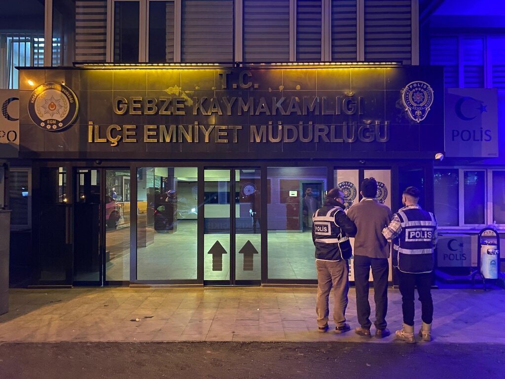 KUTLAMA YAPAN SURIYELILERE TEPKI GOSTERD 460605 135977