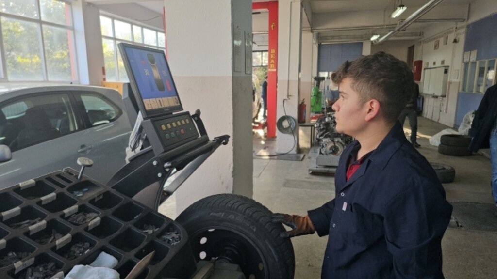 LASTIKCIDE RANDEVU BULAMAYAN BU OKULA KO 449624 132768