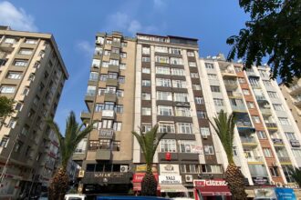 MAHKEME KARARIYLA KOMSUNUN BIR ODASINI K 999613 296484