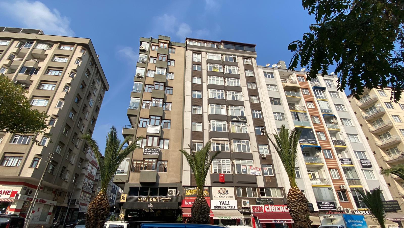 Mahkeme kararıyla komşunun bir odasını kendi dairesine katt.