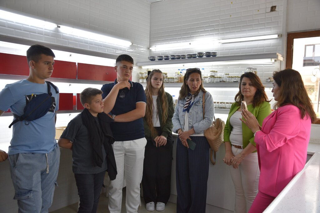 MAKEDONYALI OGRENCILERDEN ATA TOHUMA ZIYARET 12