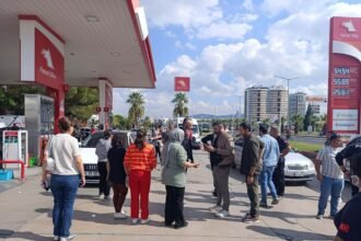 MANISA ESKI ESI ILE ONUN YANINDAKI KIS 948517 281641