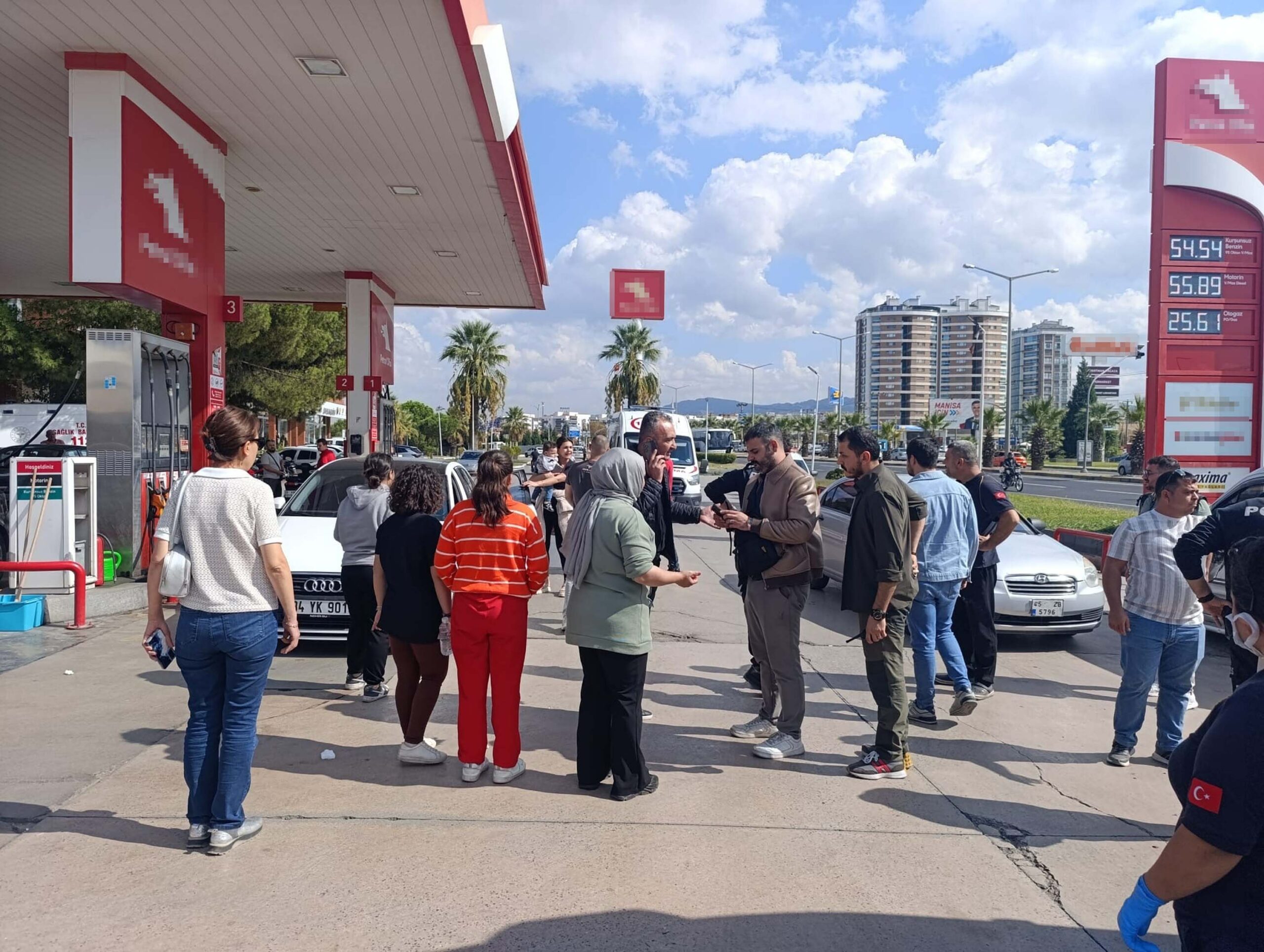 Manisa - Eski eşi ile onun yanındaki kişiyi bıçaklayıp, ka
