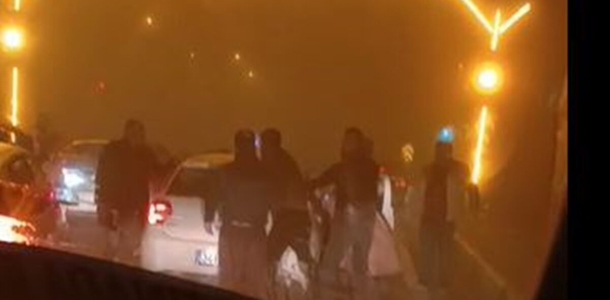 Mardin’de trafikte yol verme kavgası kamerada: 2 yaralı