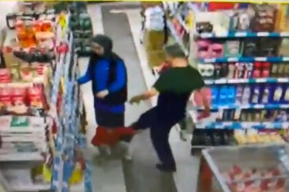 MARKETTE COCUGUNU TEKMELEYEN BABAYA GOZA 966188 286955 e1760624732768