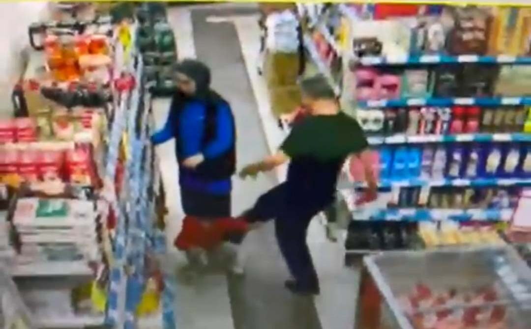 Markette çocuğunu tekmeleyen babaya gözaltı / Video eklendi