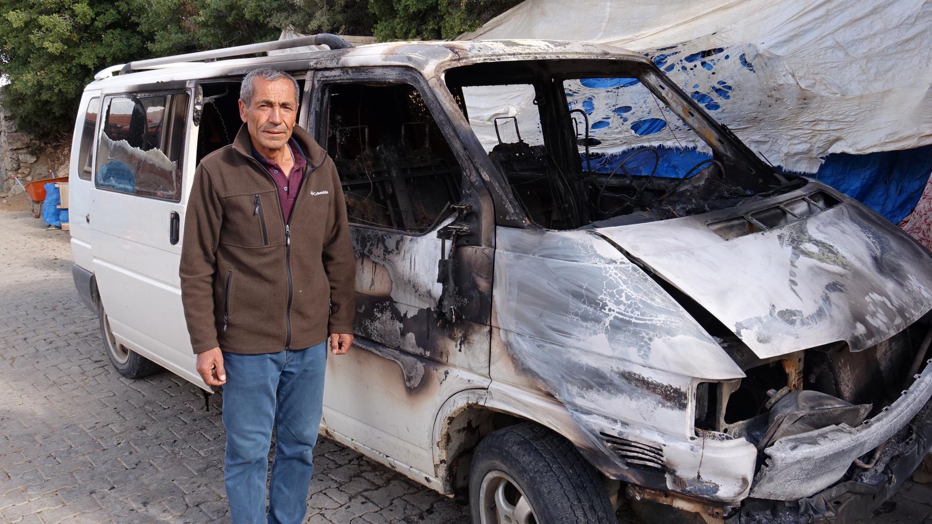 Maskeli şüpheli 4 aracı kundakladı, alevler eve sıçramadan