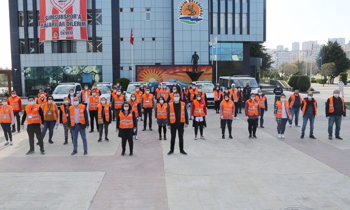 Atakum Belediyesi ücretsiz ekmek ve gazete dağıttı