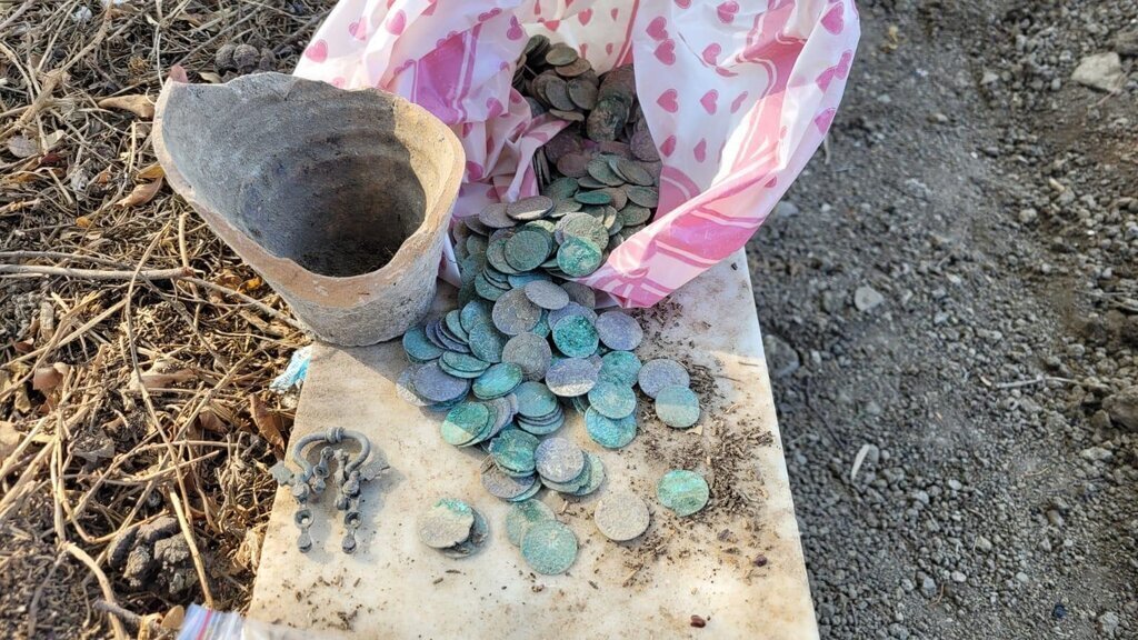 MEZAR KAZISINDA 500DEN FAZLA SIKKE BULU 410467 121016