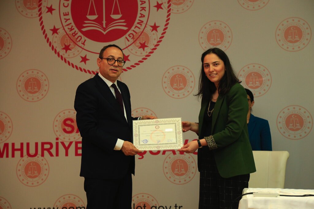 MHPli Ilyas Topsakal mazbatasini aldi