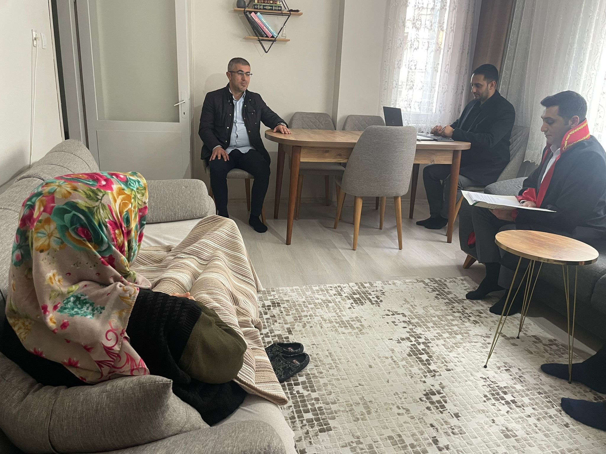 Miras davasında taraflardan biri yatalak olduğu için mahkeme