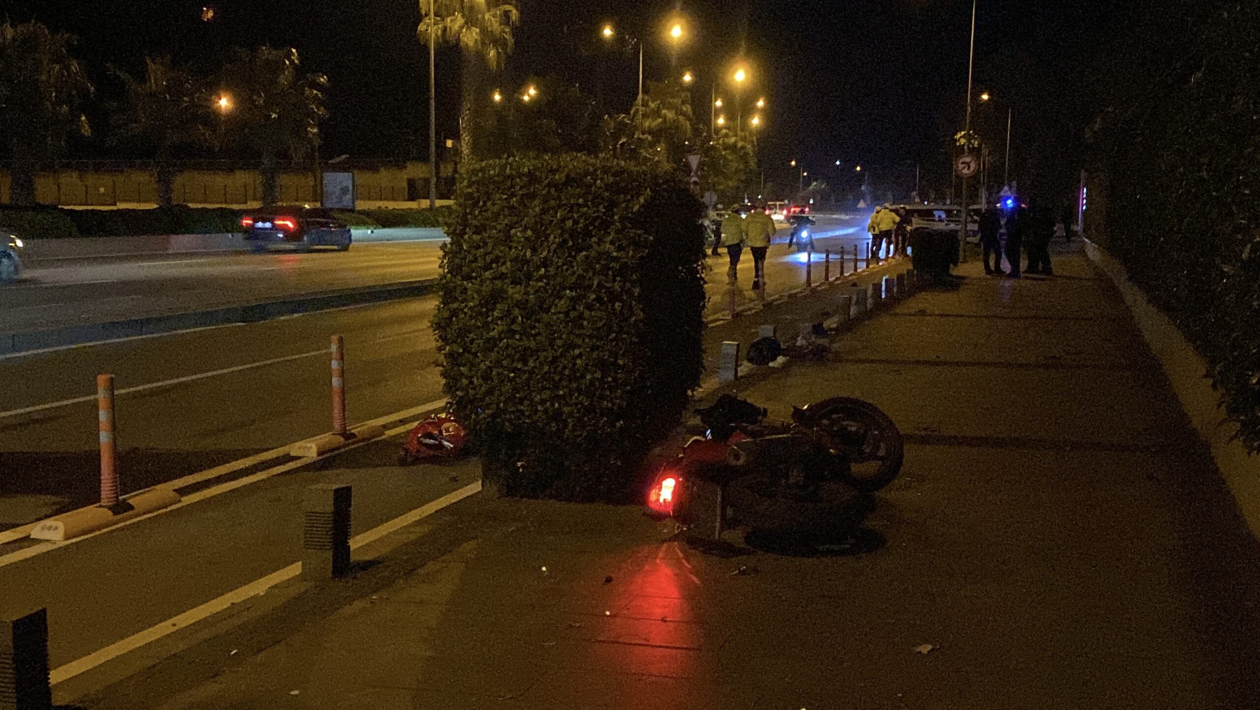 Motosiklet yolun karşısına geçmek isteyen yayaya çarptı; 3