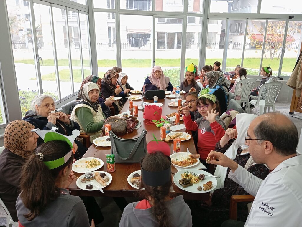 Minik ogrenciler yasli vatandaslari ziyaret etti