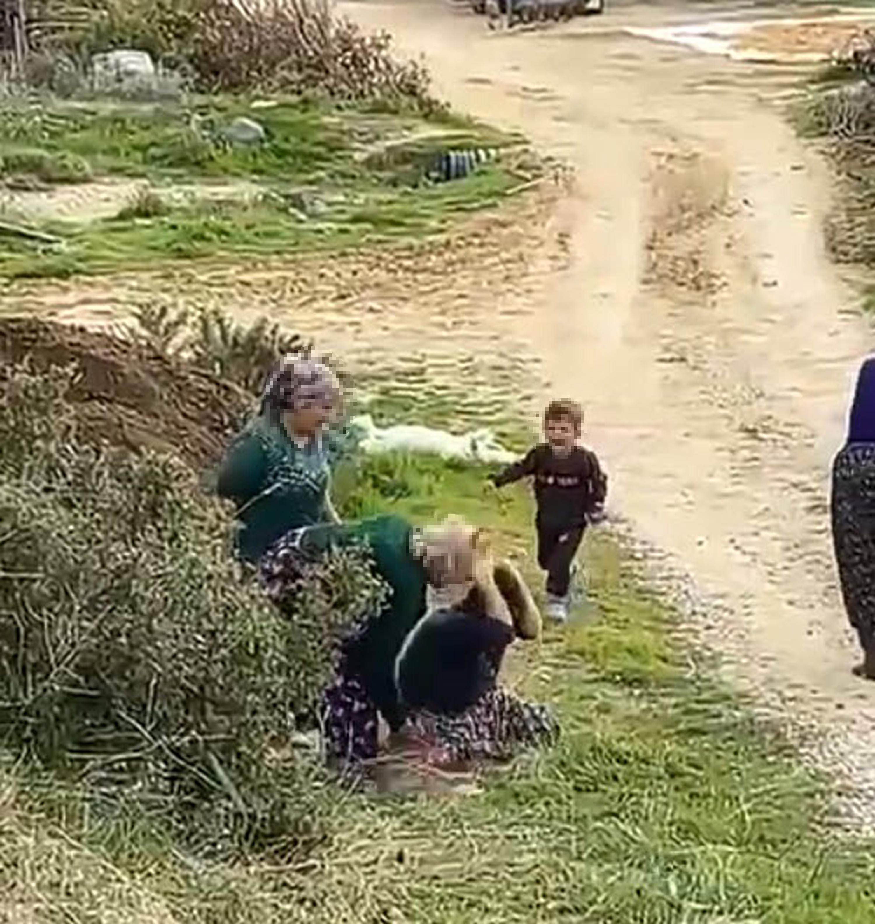 Oğlunun gözü önünde kuzenleri tarafından darbedildi; o anl