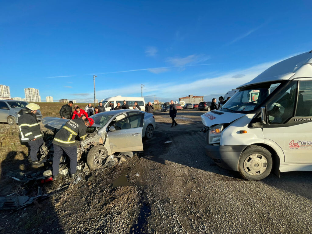 Samsun’da kadın sürücünün kullandığı servis minibüsü ile otomobil çarpıştı: 9’u öğrenci 13 yaralı