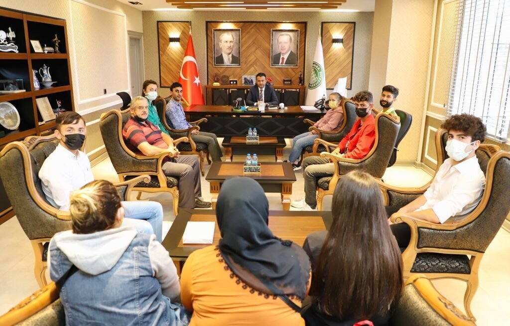 OGRENCILERDEN BASKAN DOGANA TESEKKUR ZIYARETI