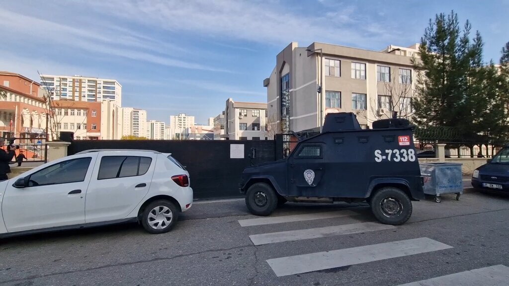 OKULA GETIRDIGI CIVAYI LAVABOYA DOKTU K 453449 133889