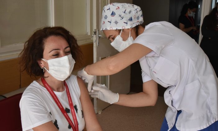 OMÜ’de Sağlık Çalışanları İkinci Doz Aşılarını Vurulmaya Başladı