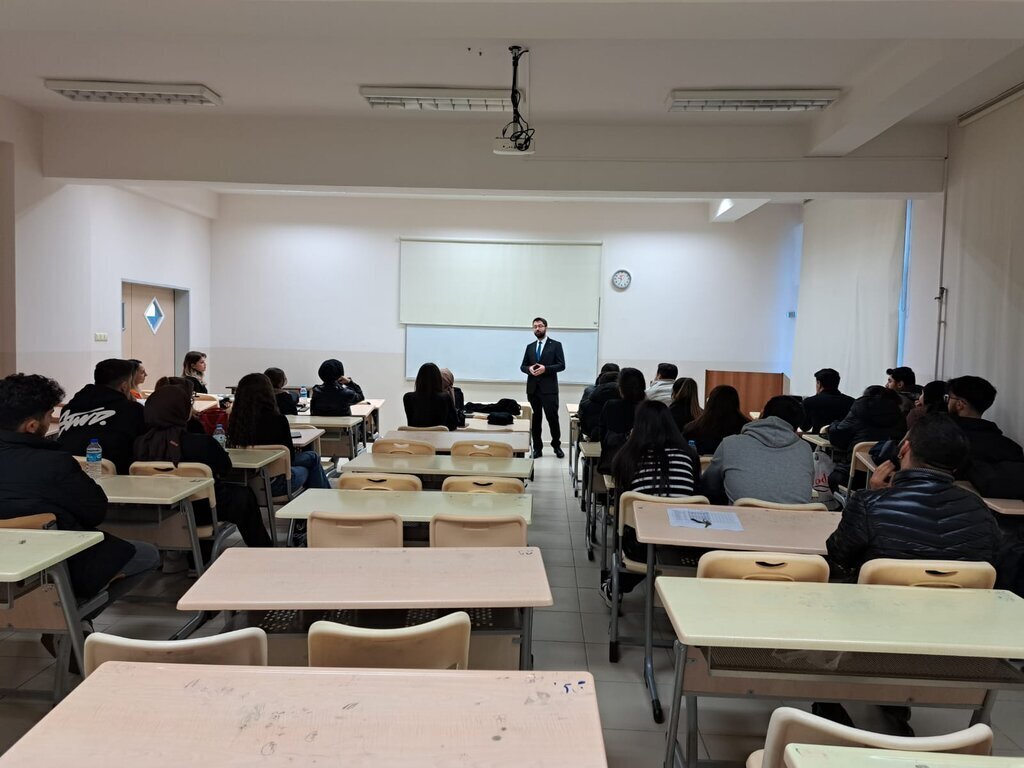 OMUlu Ogrencilere ‘Yesilay Haftasi Farkindalik Egitimi Verildi