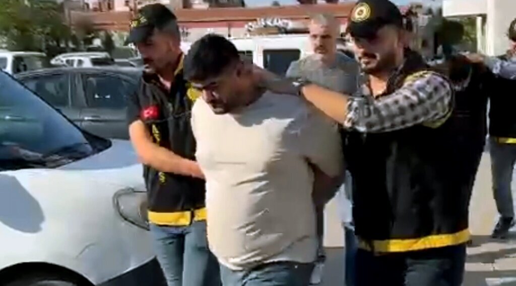 OTO GALERICININ EVI VE OTOMOBILINE 7 EL 437141 128959