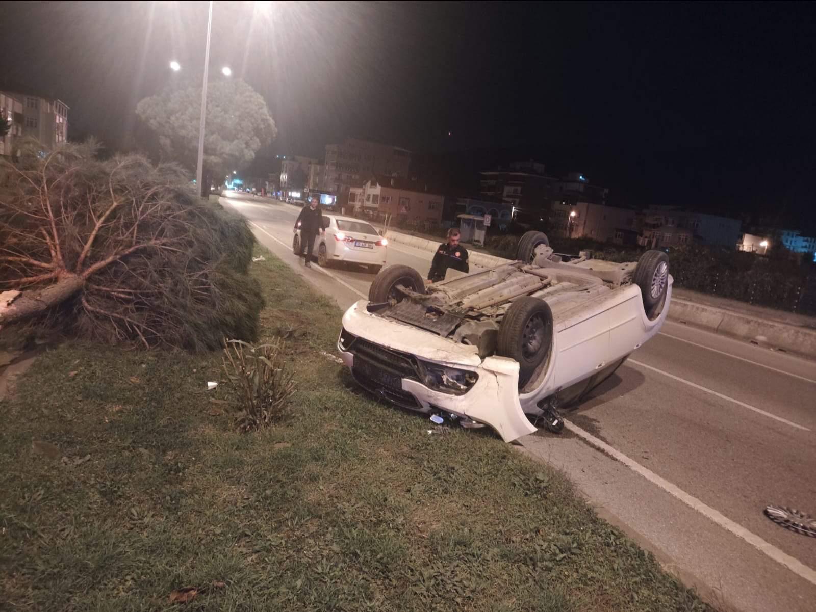 Otomobil, ağaca çarpıp ters döndü; 1 yaralı