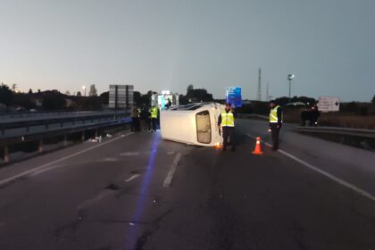 OTOMOBIL MINIBUSE ARKADAN CARPTI 5I C 947950 281498