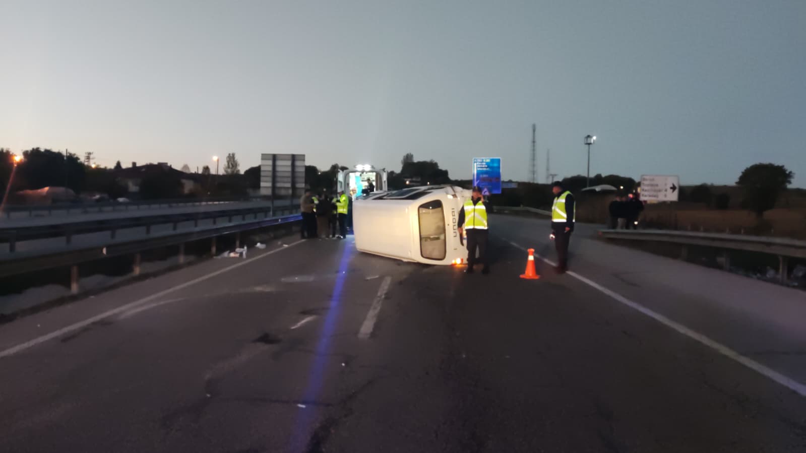 Otomobil, minibüse arkadan çarptı; 5’i çocuk 9 yaralı