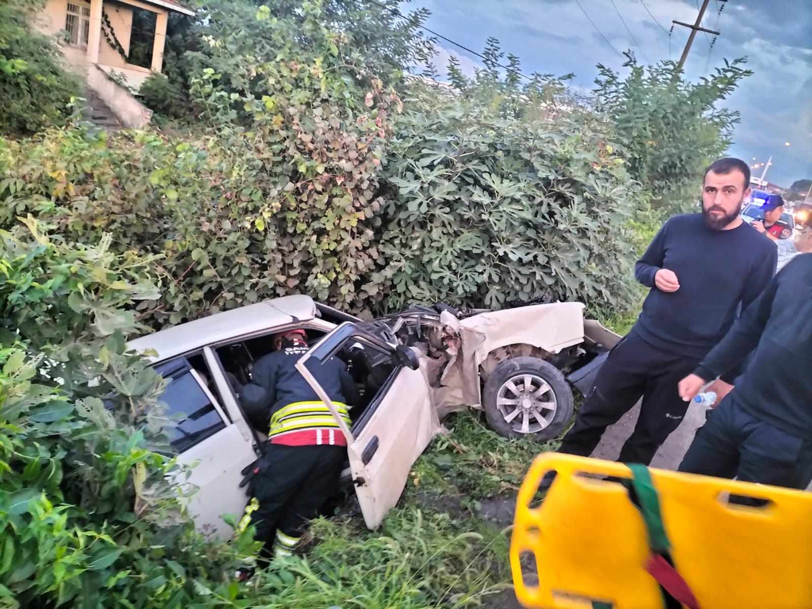 Otomobil refüjdeki elektrik direğine çarpıp, karşı şeride
