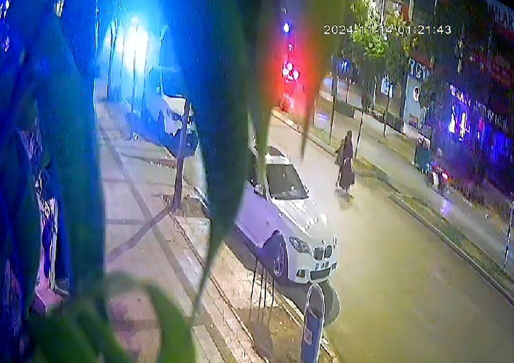 OTOMOBILIN CARPTIGI ANNE VE OGLUNUN UZER 421716 124373