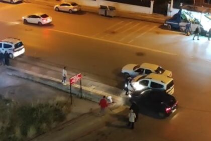 OTOMOBILININ CAMINA TAS ATILAN SURUCUNUN 940851 279389