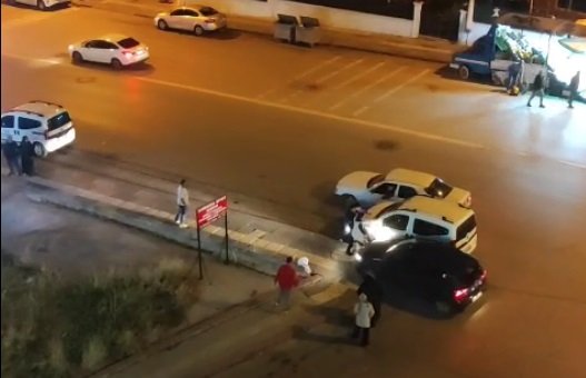 OTOMOBILININ CAMINA TAS ATILAN SURUCUNUN 940851 279389