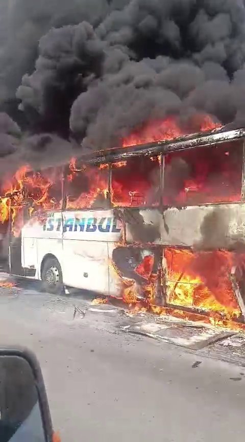 OTOYOLDA YOLCU OTOBUSU ALEV ALEV YANDI 914382 271665