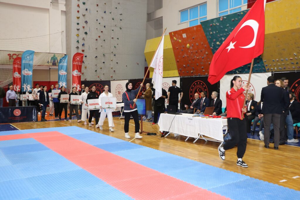 Okul Sporları ‘Karate Gençler A-B Kız/Erkek Türkiye Birinciliği’ müsabakaları Samsun’da başladı