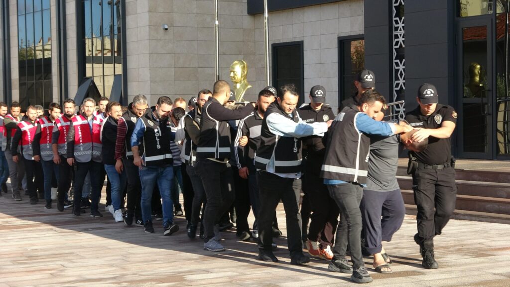 Polis merkezinin önünde taşan tabanca ve bıçaklı kavga çıkardılar