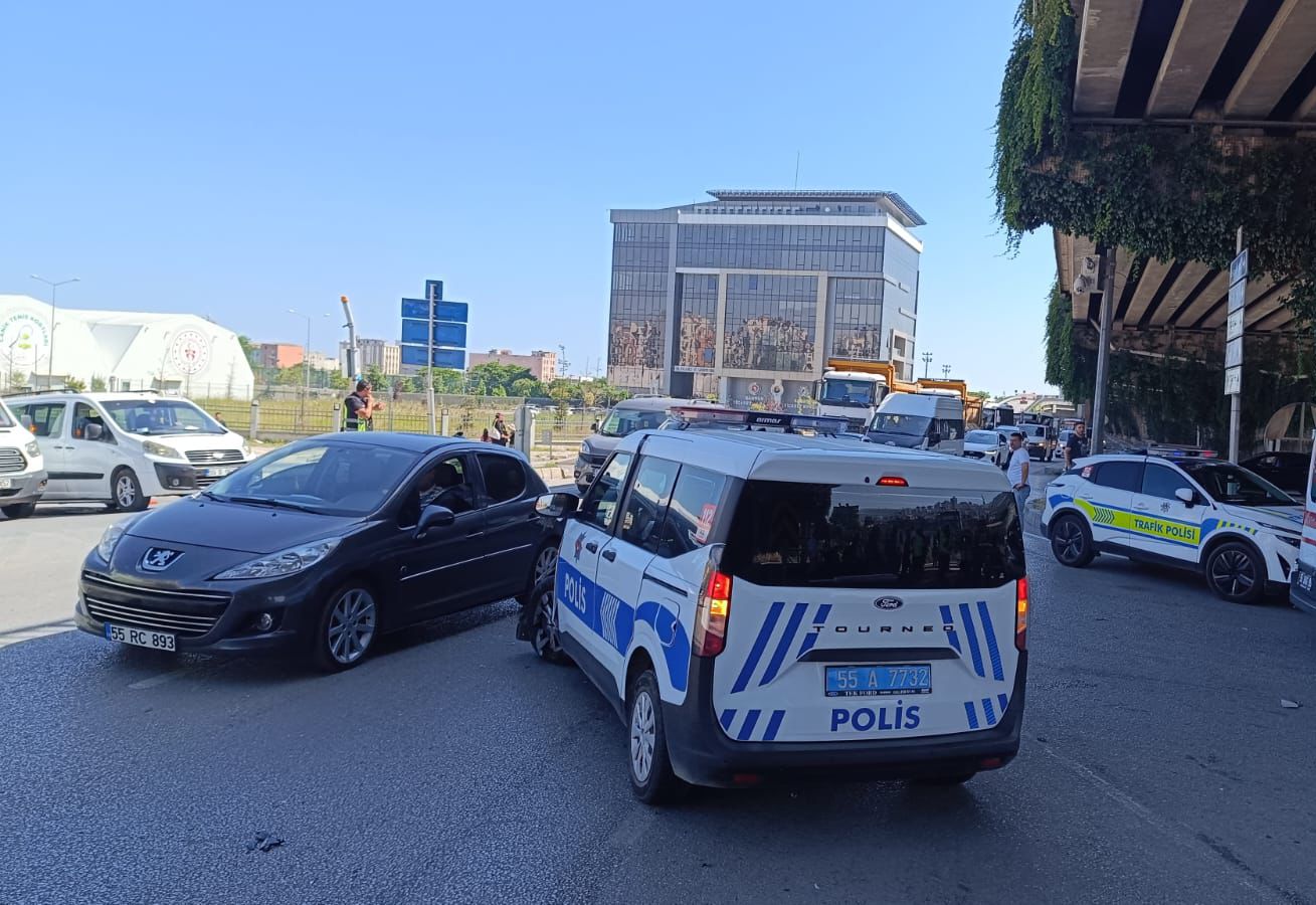 POLIS OTOSU ILE OTOMOBIL KAVSAKTA CARPIS 820148 242918