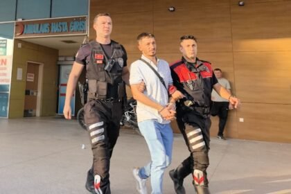 POLISE BASKASININ KIMLIGINI GOSTEREN 17 928943 275906