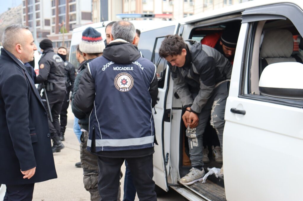 Polisi görünce kaçmaya çalışan sürücünün minibüsünden 20 kaçak göçmen çıktı