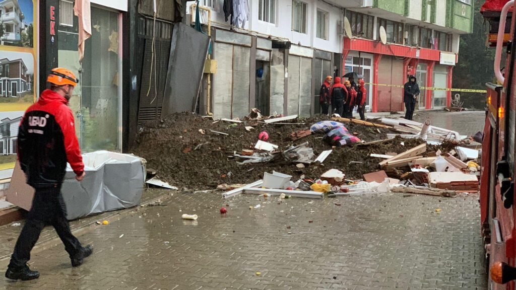 Rize’de heyelan: 1 ölü, 2 bina tahliye edildi