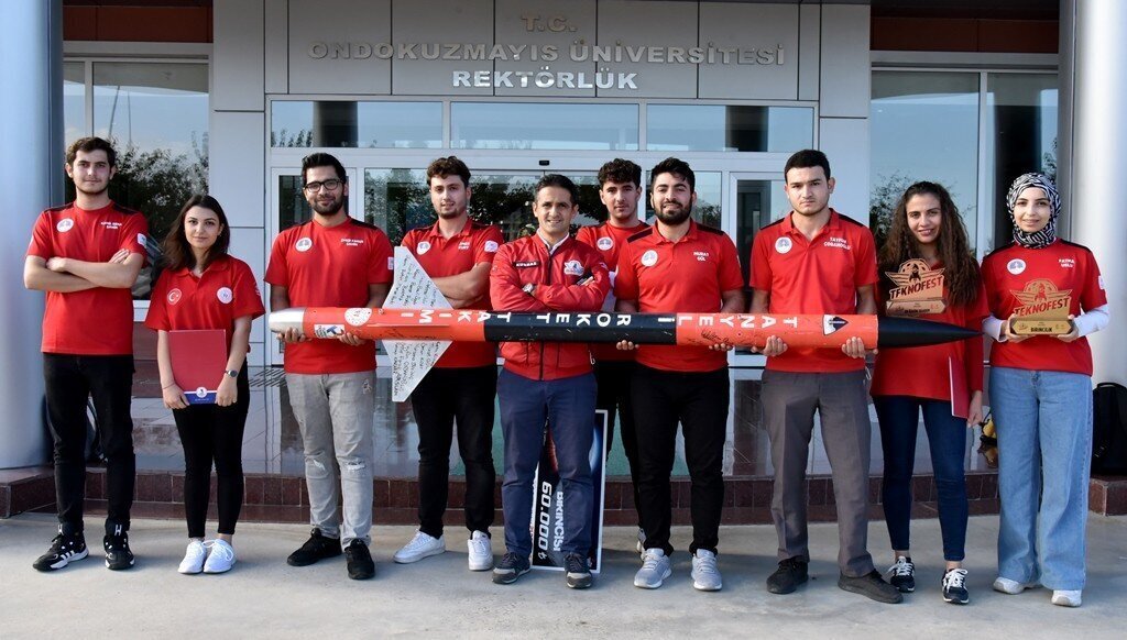 Rektor Unal Teknofest 2021de Turkiye Sampiyonu Olan Tanyeli Roket Takimini Kutladi