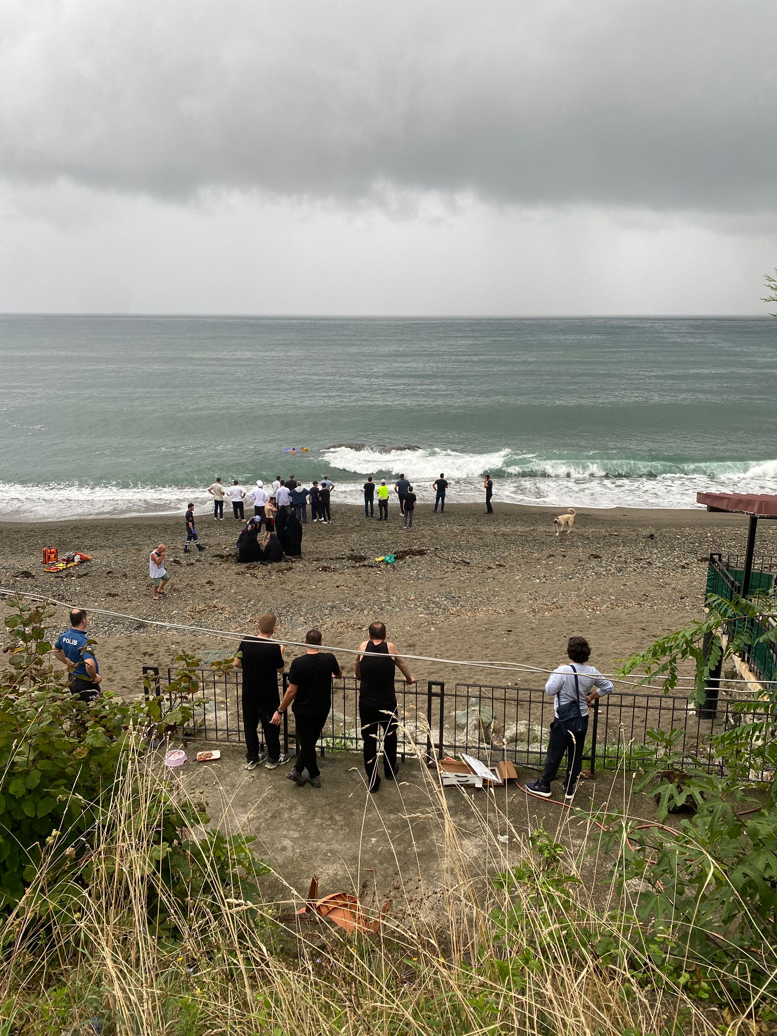 SAHILDE GEZERKEN DALGALARA KAPILAN COCUK 882895 262284